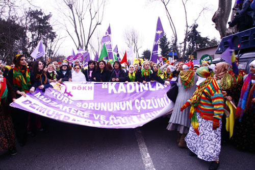 DÖKH kadın cinayetlerini protesto etti