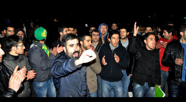 Üniversiteliler Urfa&#8217;da ulaşım zammını geri çektirdi