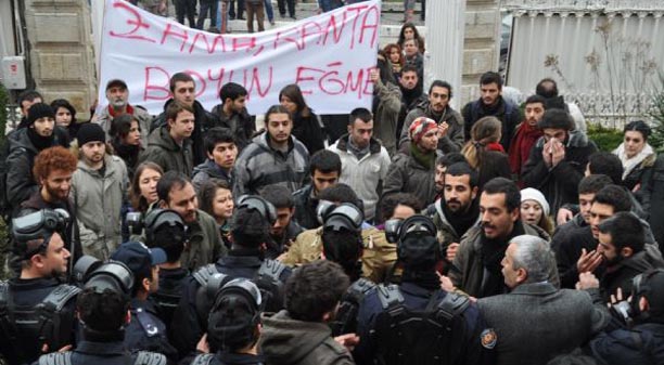 Edirne&#8217;de üniversiteliler ulaşım zammını durdurdu