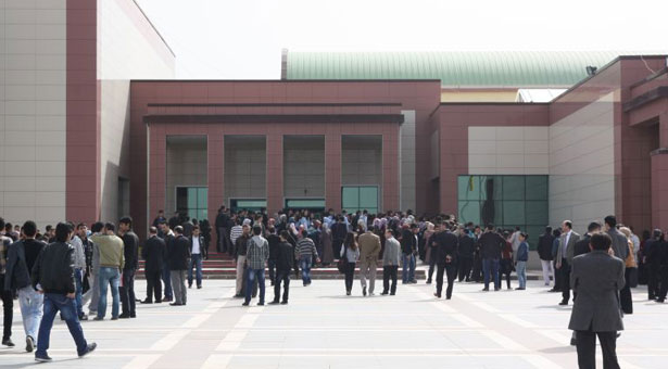 Davutoğlu Dicle Üniversitesi&#8217;ne gitti, öğrenciler okulu boykot etti