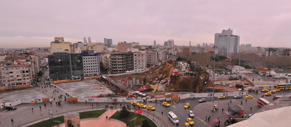 Taksim&#8217;de denetimsiz kazı tahribata yol açtı