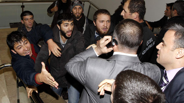 Ertuğrul Günay’a yumurtalı protesto, ifade özgürlüğü