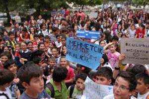 Uşak’ta velilerden okul değişikliğine karşı eylem