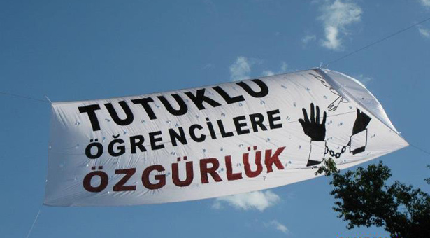 Açlık grevleri sürecinde tutuklanan 28 öğrenci tahliye edildi