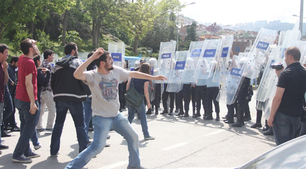 KTÜ’de üniversiteliler Erdoğan Bayraktar’ı protesto etti