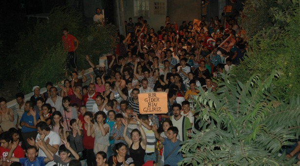 Antakya’da binlerce kişi halen yoğun bakımda olan Ali için yürüdü