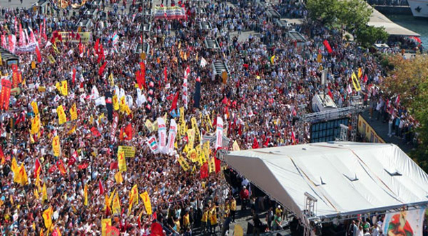Kadıköy’de binler Sivas Katliamı’nın 20. yılında buluştu: “Yolumuz belli. Her yer Taksim, her yer direniş”