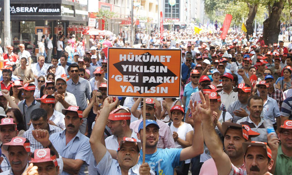 DİSK Ege Bölge Temsilciliği, KESK İzmir Şubeler Platformu, TMMOB İzmir İl Koordinasyon Kurulu, TTB VE TDB’nin çağrısıyla İzmir Muhalefet Güçleri saat 13.00’de Basmane Meydanı’nda buluşarak Konak’a yürüyüş yaptı. Konak Meydanı’na yaklaşıldığında yürüyüş yolu değiştirilerek eylemlere yasaklı olan Konak Meydanı’na girildi. Yürüyüş boyunca "Her yer Taksim, her yer direniş", "Taksim’e selam, direnişe devam", "Faşizme karşı omuz omuza", "Direne direne kazanacağız" sloganları atıldı. Yürüyüş sonrasında basın açıklamasını KESK İzmir Şubeler Platformu Dönem Sözcüsü İsmail Akyol yaptı. Taksim Gezi Parkı’nın ranta kurban edilmesine karşı gelişen yurttaş duyarlılığını polis terörü ile bastırmaya kalkışan AKP iktidarı Türkiye halkının vicdanının, hak ve adalet arayışının güçlü duvarına çarptığını belirten Akyol, "Türkiye halkının vicdan, hak ve adalet direnişiyle sarsılan AKP iktidarı, halkın büyük direnişini kıramayınca, çevre duyarlılığına indirgemeye, yaygın polis terörü ve despotik yönetim tarzına karşı halk tepkisini gayri meşru hale getirmeye girişti" dedi. Basın açıklamasının ardından İzmir Müzisyenler Derneği'nin yaptığı müzik dinletisiyle Taksim'e selam gönderildi. 