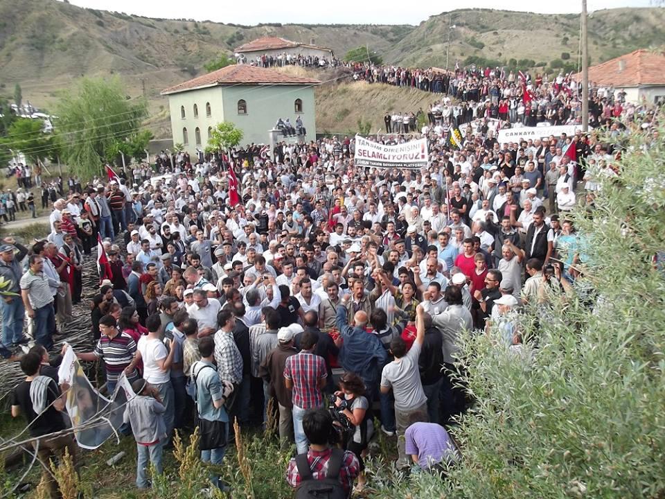 Ethem Sarısülük’ün cenazesi memleketi Çorum’un Sungurlu ilçesine bağlı Beylice köyünde toprağa verildi.