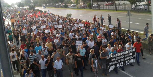 Samsun'da binlerce kişi sokağa döküldü. Taksim'deki saldırıları protesto etti.