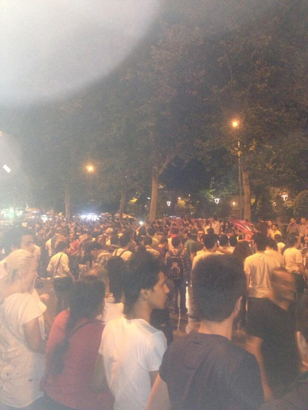 00.41 Taksim'deki direniş Beşiktaş'ta da sürüyor.