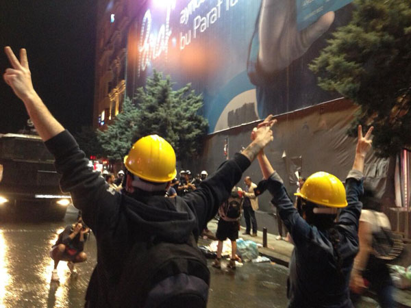 Taksim Dayanışması&#8217;ndan açıklama: Saldıranlar Gezi Parkını, İstanbul’u ve ülkemizi savaş alanına çevirdi!