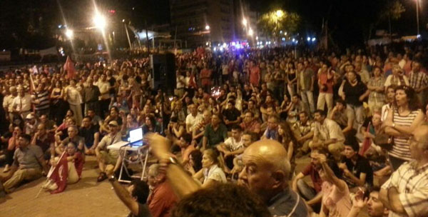 Antalya Cumhuriyet Meydanı'nda binlerce kişi Çapul TV'den Taksim'de yaşananları izliyor.