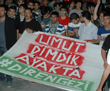 Antakya'da polis saldırısıyla öldürülen Abdullah Cömert, hayatını kaybedişinin 10'uncu gününde anıldı. Antakyalılar saat 21.00'da ellerinde karanfillerle Uğur Mumcu Meydanı'nda buluştu.