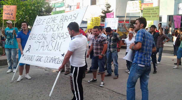 Borçka Halkevi'nin çağrısı üzerine Mavi Çarşı'da saat 18.00'da Taksim'e destek eylemi gerçekleştirildi. Eylem Mavi Çarşı önünde yürüyüşle başladı. Çarşı Meydanı AKP ilçe binası önünde basın açıklaması okundu. Basın açıklamasında polis terörüne bir an önce son verilmesi gerektiği ve derhal Taksim direnişinin muhatabı olan Taksim Dayanışması Platformu'nun taleplerinin yerine getirilmesi gerektiği vurgulandı. "Her yer Taksim her yer direniş" sloganlarıyla son bulan eyleme Liseli Genç Umut, Aralık Köyü Devrimci Gençler ve Borçka halkı pankartlarıyla destek verdi. 