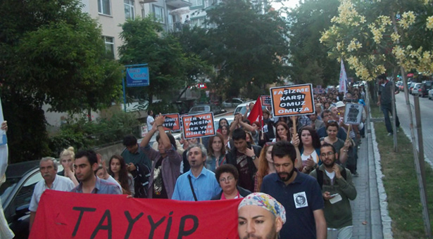 Çanakkale'de Saat 19.00'da İskele Meydanı'nda halk toplanmaya başladı. Kitle toplanırken Gezi Parkı için bestelenen şarkılar halk tarafından söylendi. Önceki gün yapılan çağrı üzerine, halk beraberinde Gezi Parkı direnişçilerinin ihtiyaç duyduğu malzemeleri de getirdi. Saat 20.00'ye doğru toplanan 300 kişilik grup, Beşiktaş Çarşı Grubu'nun yaptığı açıklamanın okunmasından sonra Kordon Boyu'nda yürüyüşe geçti. Kordon sonuna gelen kitle, yolu trafiğe kaparak Kordon'un üst tarafındaki yoldan AKP binasına doğru yürüyüşe geçti. AKP binasına yaklaştıkça sloganlar daha yüksek sesle atılmaya başlandı. Saat 21.10'da kitle AKP binası önüne geldi. Yapılan açıklamaların ardından başbakan ve hükümet istifaya çağrıldı. Kitle ertesi gün saat 19.00'da İskele Meydanı'nda tekrar buluşmak üzere sözleşti.