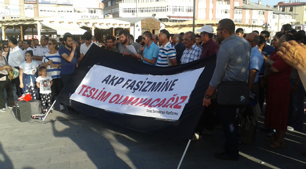 Sivas'ta 13 Haziran'da Kent Meydanı'nda saat 18.00'da Sivas Demokrasi Platformu öncülüğünde, öğrenci gruplarının ve halkın da desteklediği 18.00-19.00 saatleri arasında oturma eylemi yapıldı. Yaklaşık 100 kişinin katıldığı eylem, her gün aynı saatte devam edecek. Ayrıca akşam saat 21.00'da da ışık kapatma eylemi yapılacağının duyurusu da yapıldı.