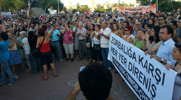 Antalya; KESK,DİSK,TMMOB ve ÇHD'nin çağrısıyla 19.00'da bir araya gelen bileşenler, Halkbankası Önünden Cumhuriyet Meydanı'na bir yürüyüş gerçekleştirdi. Binden fazla kişinin katıldığı yürüyüş, Cumhuriyet Meydanı'nda yapılan basın açıklamasıyla son buldu. 