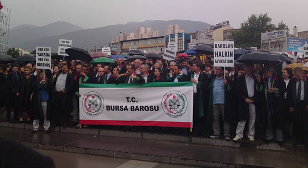 11 Haziran'da İstanbul Çağlayan Adliyesi’nde avukatlara yönelik polis saldırısına karşı Bursa Barosu bugün Bursa Adliyesi önünde bir araya geldi. Yüzlerce avukat akşam saat 18.00’da adliye önünde buluşarak Uluyol Caddesi’ni trafiğe kapattı. Avukatların eylemine halk da destek verdi. “Her yer Taksim, her yer direniş” sloganları eşliğinde Kent Meydanı’na yüründü. Yapılan eylem burada sonlandırıldı.