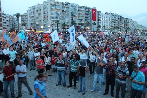 İzmir Çapulcu Çadır Kampı 6. gününde, Taksim'den gelen haberler gün boyunca takip edildi. Her akşam 19.00-22.00 arası Alsancak Gündoğdu Meydanı'nda tutulan nöbette 12 Haziran'da yüzlerce insan bir araya geldi. Platform taraftarlarındı. Gün boyunca yapılan atölye çalışmalarına yoğun ilgi vardı. 