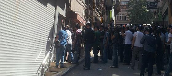 Tarlabaşı'ndaki SDP il binası, polis kuşatmasında.