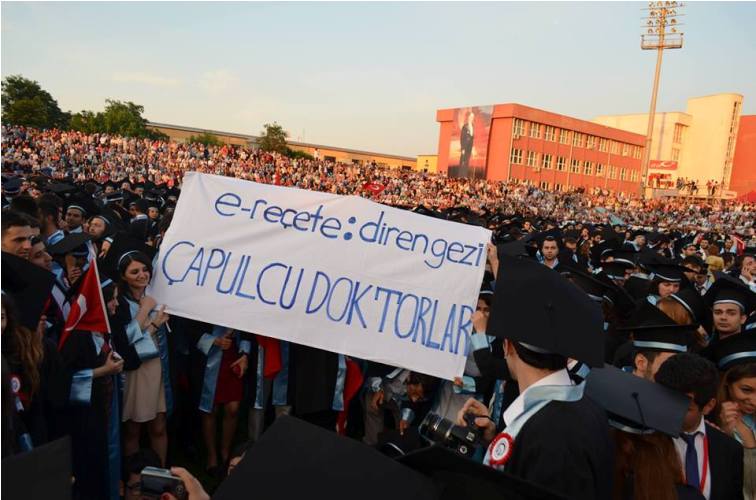 KTÜ’de çapulcu mezunlar pankart açtı