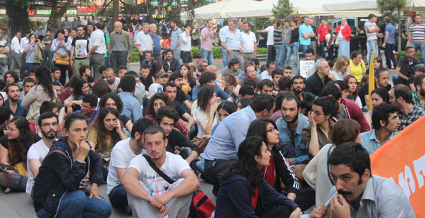 KESK, Halkevleri, ÖDP, TKP ve TEÖM'ün çağrısıyla bir araya gelen Trabzonlular, Taksim'de başlayan ve ülke çapına yayılan direniş için sokağa çıktı. Eylem öncesinde ve sonrasında polis kontrolünde Atatürk Alanı'na getirilen AKP yandaşı bir taraftar grubu küfürlü tezahüratlarla kitleyi tehdit etti. Eyleme katılanların dağılmasının ardından yine polis kontrolünde alana giren faşist grup küfürlü tezahüratlara bir müddet devam etti. Eylem öncesinde polisin taraftar grubuyla sürekli diyalog halinde olması ve samimi görüntüleri dikkatlerden kaçmadı. 