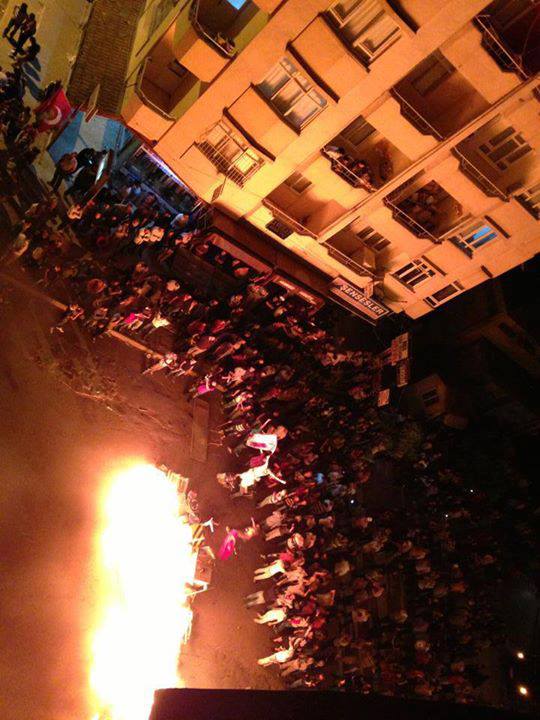 Antakya'da halk barikatları güçlendiriyor. Mahalleliler evlerinde ne varsa barikata yolluyor