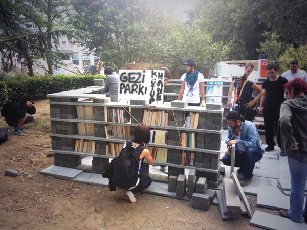 Gezi Parkı'nda parke taşlarından kütüphane kuruluyor.
