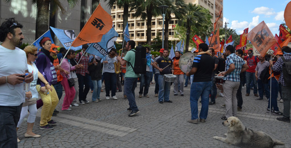 HDK, Halkevleri, ÖDP, TKP 1920'nin çağrısıyla bir araya gelen İzmir Demokrasi Güçleri Taksim direnişini selamlamak ve 2 gündür İzmir'de yaşanan polis saldırılarını protesto için Konak Eski Sümerbank önünde bir araya geldi. Sivil polisler ve çevik kuvvet Konak Meydanı'nı tamamen kapatarak yürüyüşü engellemek istedi. İzmir Gündoğdu Meydanı'nda yapılan polis saldırıları devam ederken, Konak Meydanı tamamen polis ablukası altına alındı. Basın açıklamasını yapan HDK İzmir İl Temsilcisi Cavit Uğur, 31 Mayıs 2013 tarihinin AKP faşizmine karşı halk direnişinin Taksim Gezi Parkı'nda tutuşup bütün ülkeye yayıldığı bir gün olarak yaşandığını belirtti. Taksim'de başlayan ve bütün kentlere yayılan direniş hareketi yalnızca Gezi Parkı'nın ağaçlarının kesilmesi değil, AKP'nin doğayı, insanı, kenti, emeği, demokratik hak ve özgürlükleri hiçe sayan gerici, rantçı, faşist politikalarına karşı bir isyan hareketi olduğuna dikkat çeken Uğur, "Bizler bu toprakların gerçek sahipleri, Kürdü, Türkü, Alevisi, emekçileri olarak yani halkların kardeşliğini ve emeğin en yüce değer olduğu gerçeğini savunanlar olarak buradan bir kez daha açıklıyoruz, eğer AKP iktidarı halka zulmetmeye, gözaltılara, saldırılara devam ederse tüm kent meydanlarını Taksim direnişine çevireceğiz" diyerek basın açıklamasını sonlandırdı. 