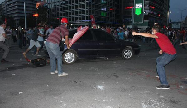 Kızılay&#8217;da aracıyla binlerce kişinin arasına girdi, görüntülendi, &#8216;delil yetersizliği&#8217;nden serbest kaldı