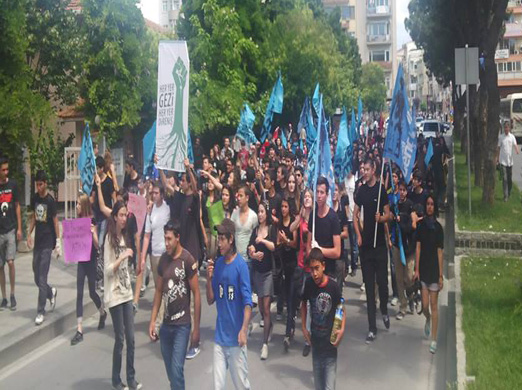 Çanakkale'de liseliler AKP il binasına yürüdü