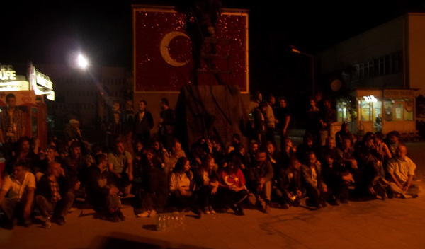 Niğde'de halk oturma eyleminde
