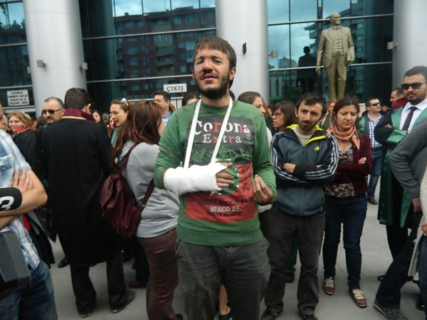 Kolektif Yürütme Kurulu üyesi Tevfik Caner Ertay Eskişehir'de AKP binasının bulunduğu Yunus Emre Caddesi'ndeki eylemde gözaltına alınıp işkence gördü 
