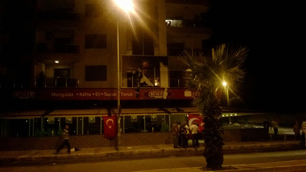 İzmir Karşıyaka'da AKP binasının camları kırılıyor