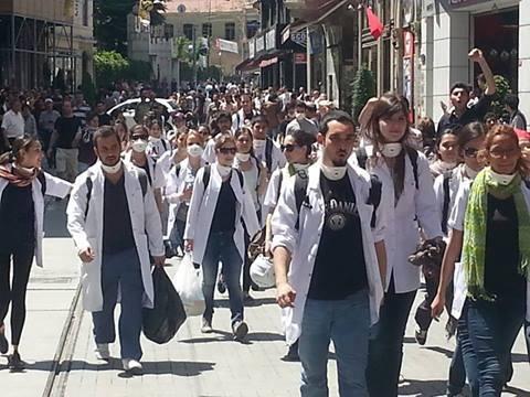 Doktorlar önlükleri ve malzemeleri ile Asmalımescit'te direnişçilere yardım ediyor