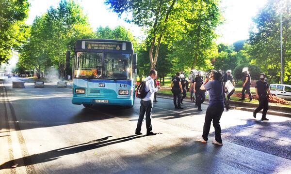 Barbaros'ta halk otobüsü yolu kapattı