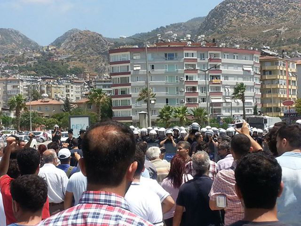 Antakya’da operasyonlara karşı sokağa çıkan halka polis saldırısı