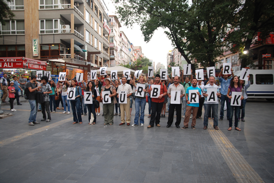 Ankara alkışlarla ve ıslıklarla #üniversitelileriözgürbırak dedi