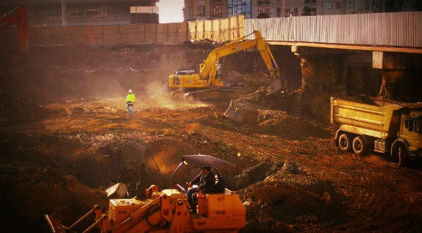 Hukuk dozerler altında: Taksim Projesi inşaatı devam ediyor
