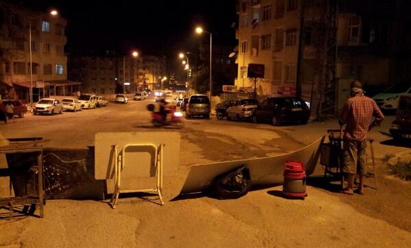 Dikmen'deki barikatta elektrik süpürgesi