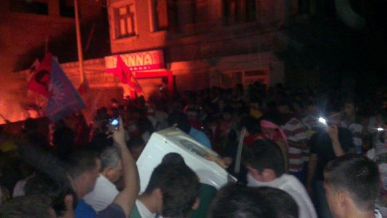 Antakya Armutlu'da halk barikatlara çamaşır makinesi taşıyor