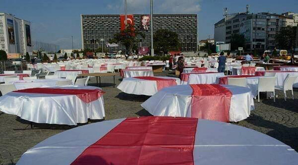 Önce halka saldırı, sonra süslü masalarda iftar