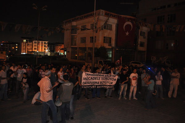 Esenyurt halkı AKP ilçe binası önünde