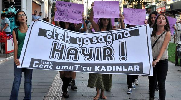 Kızlı erkekli “etek” protestosu