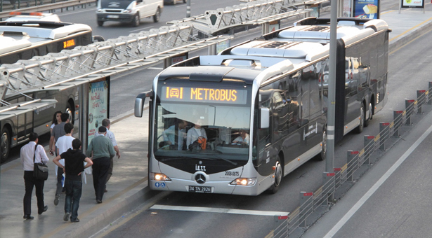 Tayyip&#8217;in kahraman şoförü: Metrobüste yolcuya biber gazı