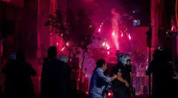 Okmeydanı’nda polis direnişçilere silah çekti