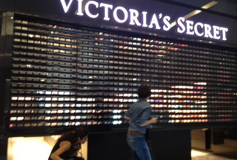 Başbakan Erdoğan geçerken Victoria&#8217;s Secret&#8217;a kepenk indirtildi