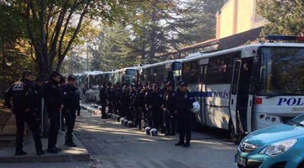 Anadolu Üniversitesi&#8217;nde Rektörlük binası işgal edildi