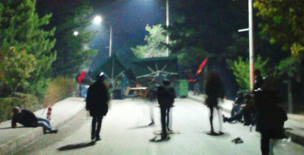 Şemsiyelerden kurulan barikat